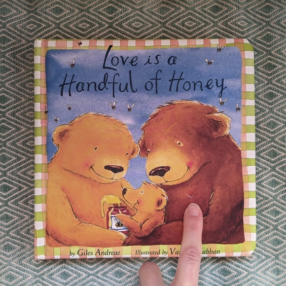 Snuggle Up & Love is a Handful of Honey Board Book - Picture 9 of 12